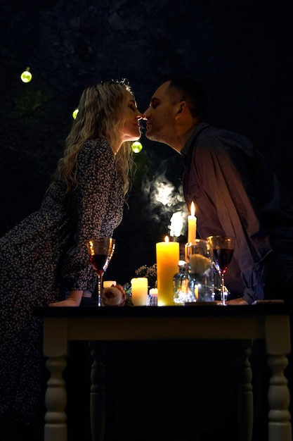 Фото Ужин при свечах с романтическим поцелуем в ночном ресторане