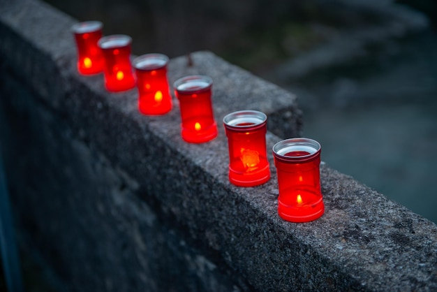 Foto candele accese per illuminare il sentiero