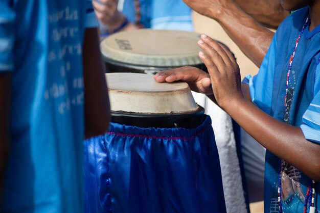 Photo candomble religious people are seen playing atabaque on the day of honor to iemanja on rio vermelho beach city of salvador bahia