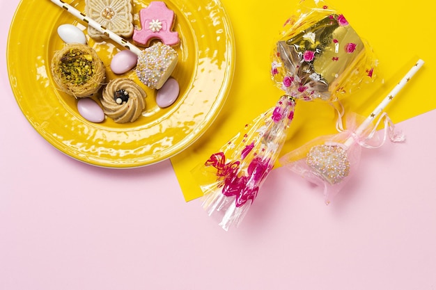 Конфеты для детской вечеринки с конфетами и пирожными на цветном фоне. Изолированные