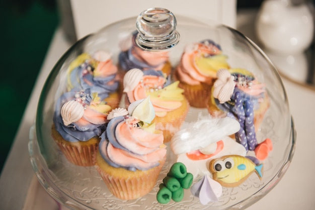 Candy bar voor je verjaardag. kinderfeestje in de natuur. mooie zoete cupcakes