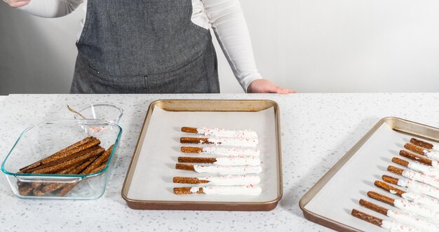 キャンディ・キャンのチョコレートで覆われたプレッツェル棒