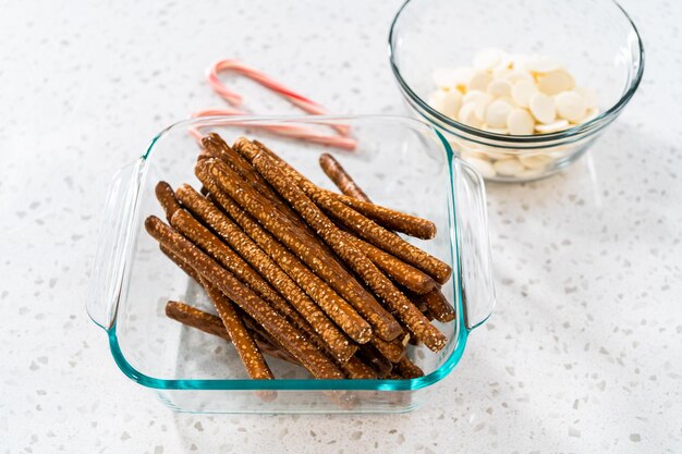 写真 キャンディ・キャンのチョコレートで覆われたプレッツェル棒