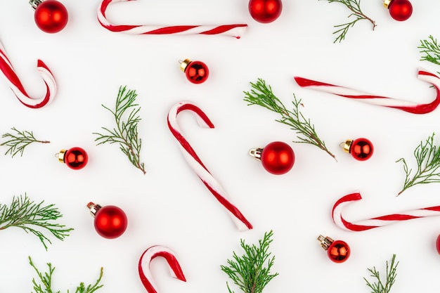 Modello di natale del bastoncino di zucchero su fondo bianco