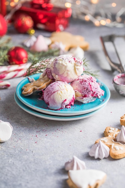 Candy Cane Ice Cream scoops in bord en kerst decor. Nieuwjaarsdesserts