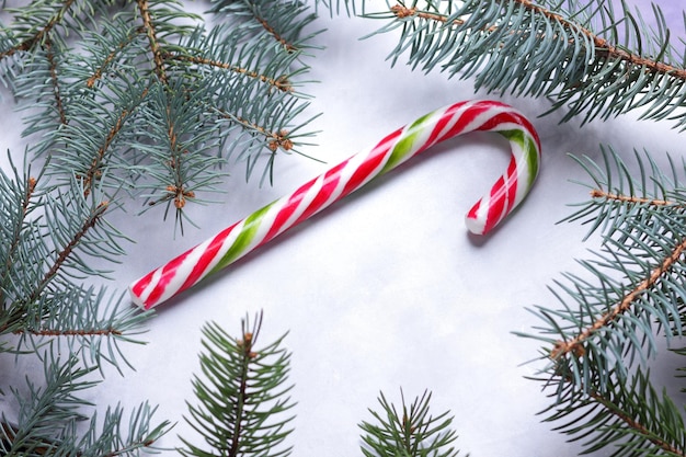 Candy cane kerstboom takken op een lichte achtergrond Kerst concept close-up weergave van bovenaf