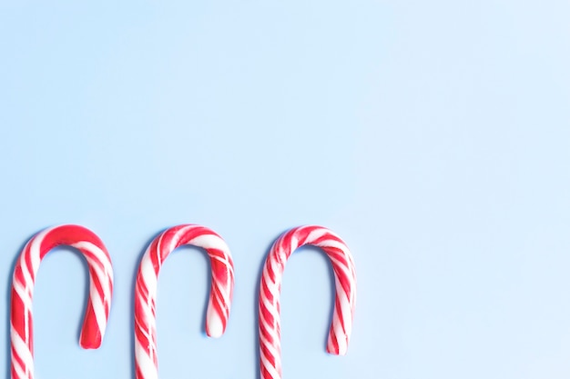 Candy cane op een blauw.