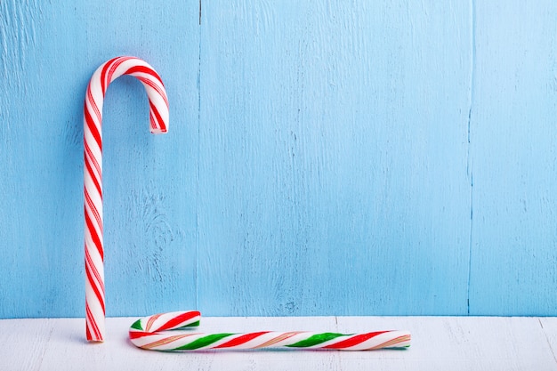 Foto candy canes op houten oppervlak