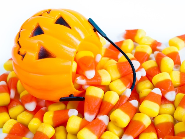 Candy corn-snoepjes vallen uit de Halloween-traktatietas.