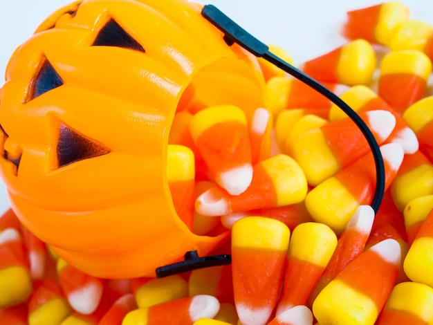 Candy corn-snoepjes vallen uit de Halloween-traktatietas.