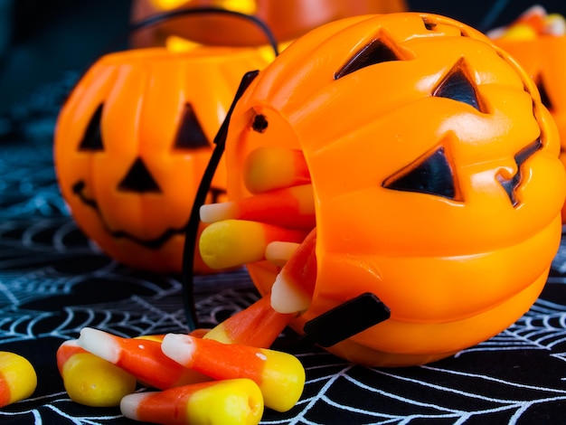 Candy corn-snoepjes vallen uit de Halloween-traktatietas.