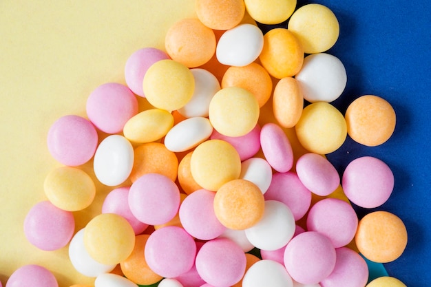 Foto candy op de kleurrijke achtergrond hoge hoek zicht cirkel snoep