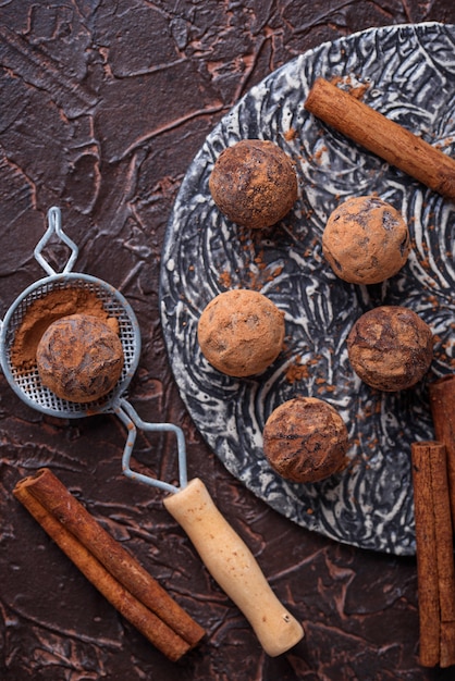 Foto tartufi caramellati con polvere di cacao