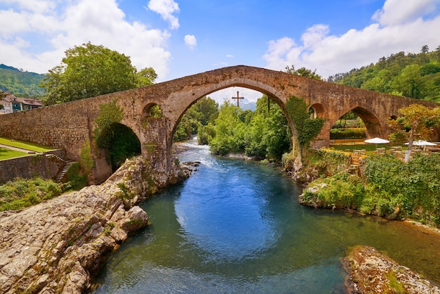 Cangas de Onis romeinse brug in Asturië, Spanje