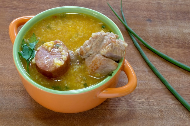 Foto canjiquinha hominy bowl met worst en varkensribbetjes typisch braziliaans gerecht