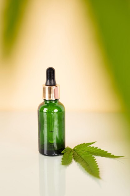 Olio essenziale di cannabis estratto di olio di cbd in flacone contagocce con foglia verde di cannabis marijuana marijuana medica pianta erboristeria spazio per il testo