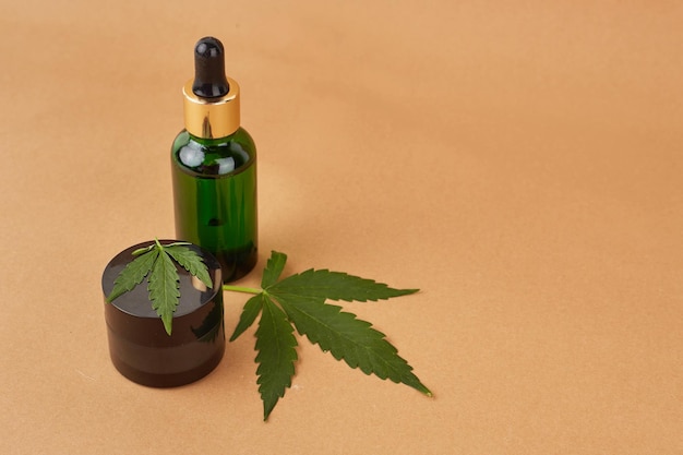大麻エッセンシャルオイル大麻緑の葉とスポイトボトルのCBDオイル抽出物マリファナ医療用マリファナ漢方薬植物テキスト用のスペース