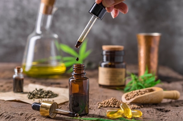 Contenitore per olio essenziale di cannabis con foglie di cannabis e semi di cannabis