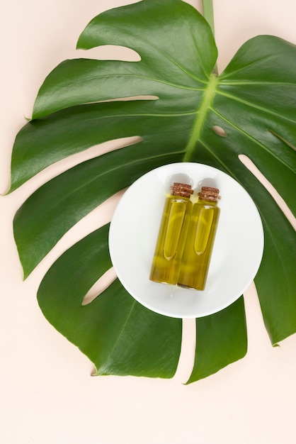 Фото Ассортимент бутылок из листьев конопли и масла