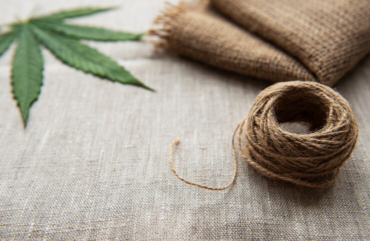 Photo 大麻葉在粗麻布的背景上
