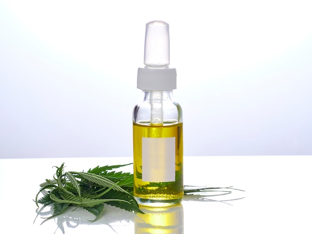 Cannabis met extractolie in een fles