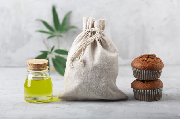 Estratto di olio di cannabis, muffin e sacchetto di tessuto prodotto utilizzando questa pianta