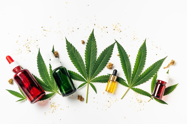 Cannabis olie hennep bladeren droge bloemen en zaden op witte achtergrond Natuurlijke cosmetica Steeds meer legaal en medisch gebruik van marihuana