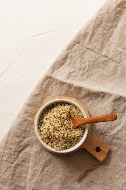 Cannabis pitten in een witte kom op tafel