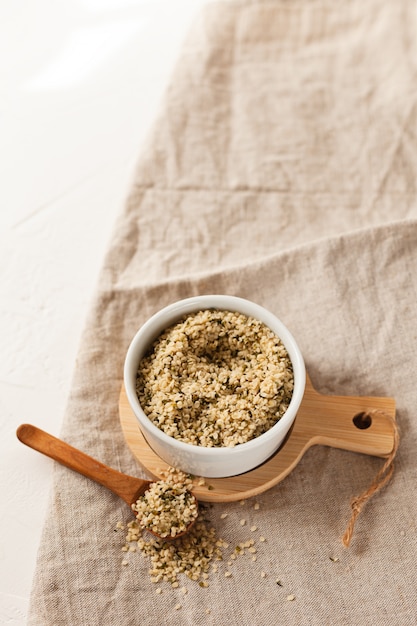 Cannabis pitten in een witte kom op tafel