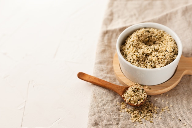 Cannabis pitten in een witte kom op tafel