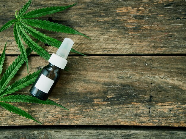 Cannabis con estratto di olio in una bottiglia