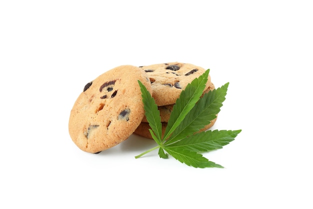 Cannabisbladeren en koekjes die op witte achtergrond worden geïsoleerd