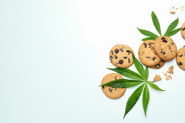 Cannabisbladeren en koekjes op wit