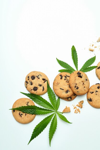 Cannabisbladeren en koekjes op witte achtergrond