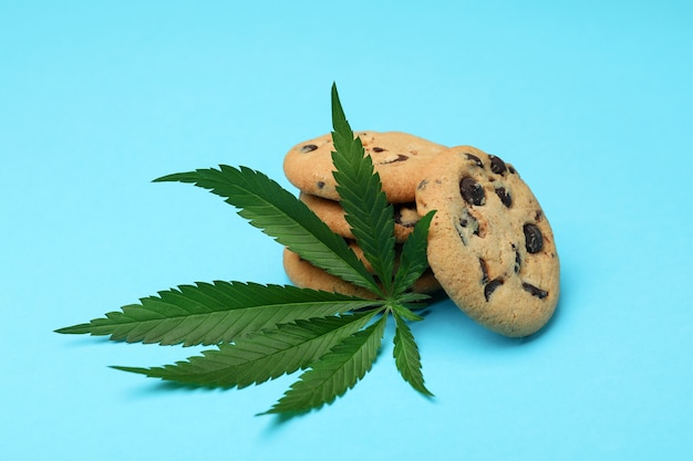 Cannabiskoekjes en blad op blauw