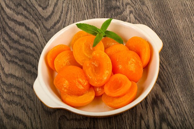 Консервированные абрикосы