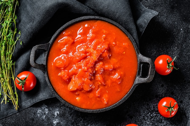 Canned chopped tomatoes, tomato sauce