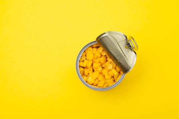 黄色の鉄の缶詰食品トウモロコシ