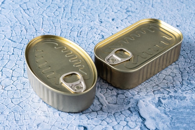 Photo canned food in metal can isolated on white background