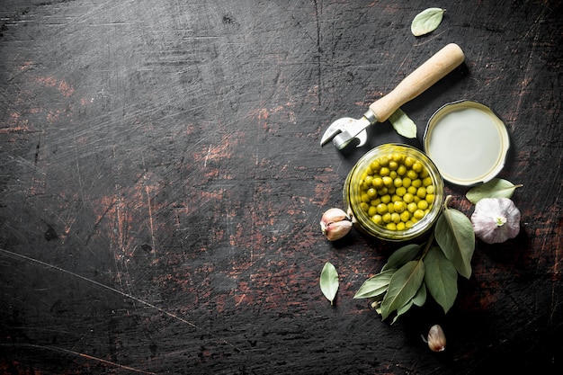 Canned green peas with bay leaf and garlic cloves