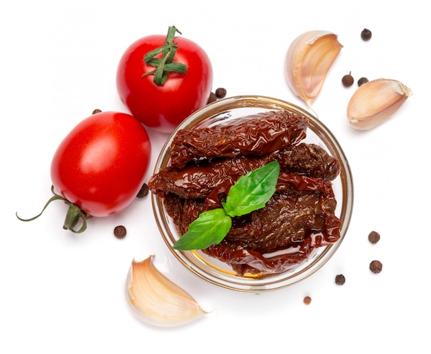 Photo canned sundried or dried tomato halves in glass bowl