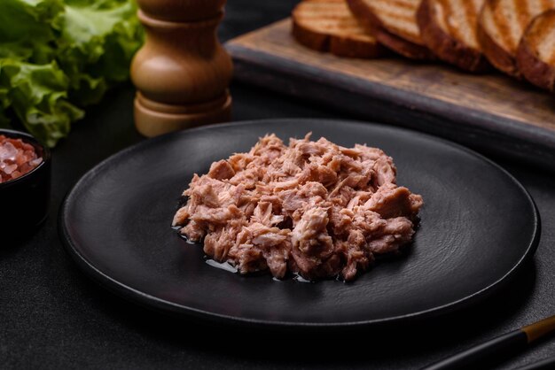 Foto tonno in scatola e crostini per fare un delizioso panino sano