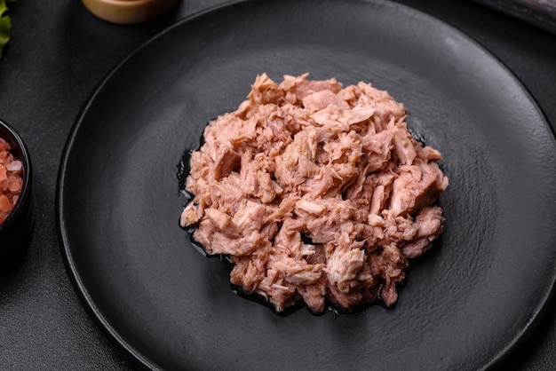 Foto tonno in scatola e crostini per fare un delizioso panino sano