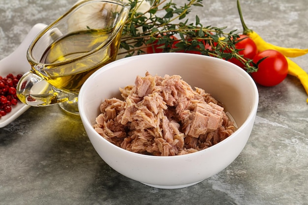 Foto filetto di tonno in scatola con olio per insalata