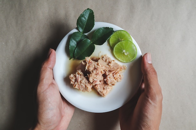 Foto tonno in scatola, insalata di tonno, cibo in scatola, piatti pronti