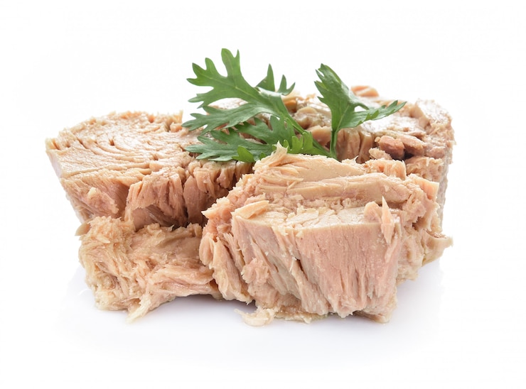 Photo canned tuna on white surface