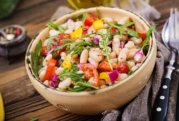 Cannellini-salade van witte bonen. Veganistische salade. Dieet menu
