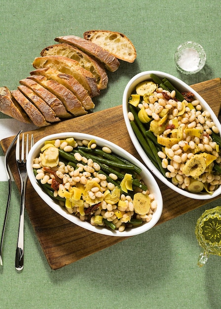 Cannellini voedzame witte bonensalade met sperziebonen zongedroogde tomaten en artisjokken in olie traditioneel italiaans eten