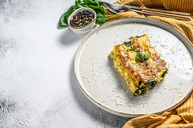 Cannelloni met ricotta en spinazie. italiaanse keuken. grijze achtergrond. bovenaanzicht. kopieer ruimte