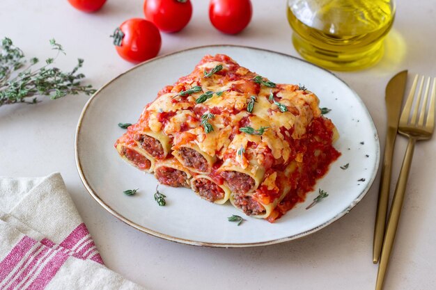 Cannelloni met vleeskaas, tomaten en tijm Italiaanse keuken